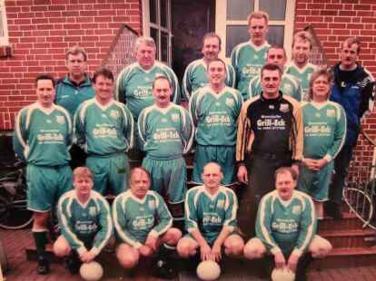 &bdquo;Viele kenne ich noch aus der E-Jugend&ldquo;: Harm Hillers (hinten 2.v.l.) mit den Alten Herren, als diese noch &bdquo;jung&ldquo; waren.