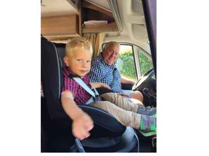 Harm Hillers mit Enkel Nick im Wohnmobil.
