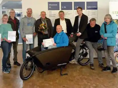 Preis&uuml;bergabe durch B&uuml;rgermeister Horst Feddermann (6.v.l.) im Beisein der Mitorganisatoren Stefan de Jonge (EEZ, im Lastenrad), Klimaschutzmanager Patrick Mentzel und Fahrradbeauftragter Frank Patschke (2.v.l.).
