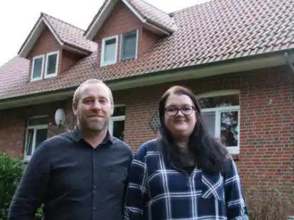 Maren und Michael Schnieder vor ihrem Doppelhaus. Der linke Teil des Hauses ist aus Sicherheitsgr&uuml;nden stillgelegt.