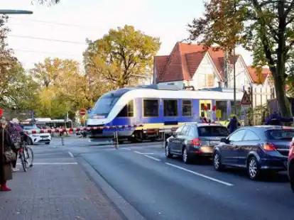Jetzt hei&szlig;t es warten: Am Bahn&uuml;bergang Am Stadtrand in Ofenerdiek sorgen die heruntergelassenen Bahnschranken regelm&auml;&szlig;ig f&uuml;r R&uuml;ckstau.