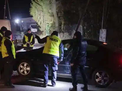 Nach einer Explosion mit zwei Toten in einem Dorf im Grenzgebiet zur Ukraine hat Polen einen Teil seiner Streitkr&auml;fte in erh&ouml;hte Bereitschaft versetzt.