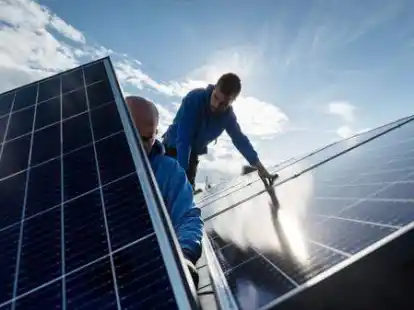 Wer im Landkreis Oldenburg den Bau einer Photovoltaikanlage auf dem Hausdach erw&auml;gt, kann das Energiepotenzial im Solarkataster der Kreisverwaltung kostenlos &uuml;berpr&uuml;fen (Symbolbild).