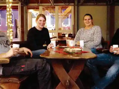Sie freuen sich schon auf den Wintermarkt auf Hof Urban: Yvonne Urban (2.v.r.) und ihr Team.