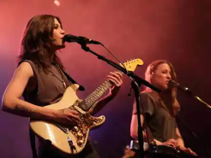 Rebecca (links) und Megan Lovell von der Band Larkin Poe bei einem Konzert im Huxleys Neue Welt in Berlin im Mai 2022.