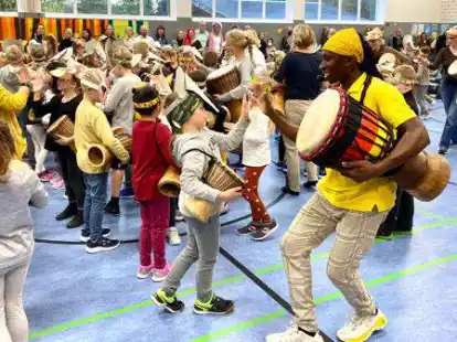 Famous Doe trainierte mit den Kindern der Grundschule B&uuml;ppel das Trommeln zu afrikanischer Musik.