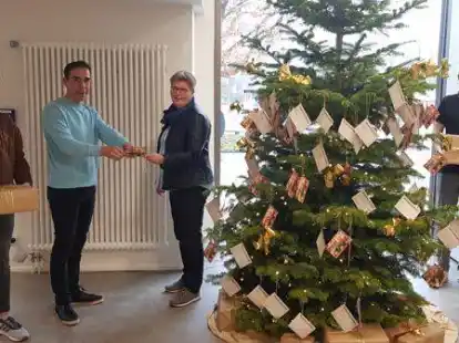 So sah es 2021 aus: Auch in diesem Jahr soll wieder ein Baum voller Wunschkarten im Edewechter Rathaus aufgestellt werden.