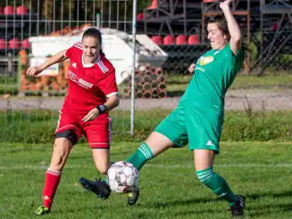 In Duellen mit den Fu&szlig;ballerinnen der SG Elisabethfehn/Harkebr&uuml;gge (in Rot, hier in der Partie gegen Abbehausen) sind die Gegenspielerinnen meist einen Schritt zu sp&auml;t dran.