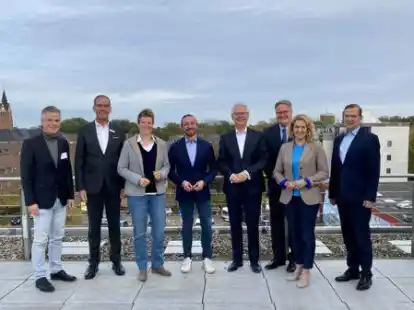 Felix Jahn (IHK), Holger Sothmann (Sparkasse), Sina Beckmann (Gr&uuml;ne), Martin G&auml;de (SPD), Michael Engelbrecht (Beiratsvorsitzender), Tom Nietiedt (Stellv. Beiratsvorsitzender), Katharina Jensen (CDU), Dr. Thorsten M&uuml;ller (Agentur f&uuml;r Arbeit), von links, unterhielten sich &uuml;ber wirtschaftliche Chancen in der Region.
