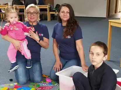 Natalia Eisenmann (links) und Viktoriia Mihova versuchen, der einj&auml;hrigen Anastasiia und dem achtj&auml;hrigen Kirill beim Einleben in Butjadingen zu helfen.
