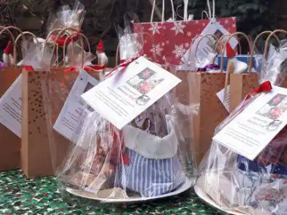 Die Alchemilla-Frauen Marie-Louise B&auml;hr, Verena Bauer, Anke de Buhr, Hilke Garrels, Erika Klawitter, Dr. Heidi Kleen, Renate Pauw und Ursula Schlesiger packen auch in diesem Jahr wieder Adventst&uuml;ten.