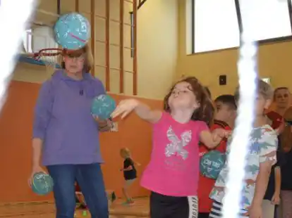 An den Stationen warfen die Grundsch&uuml;ler &ndash; hier die Klasse E1 &ndash; unter anderem Handb&auml;lle und Softb&auml;lle auf ein Handballtor, wobei die Wurfgeschwindigkeit gemessen wurde.