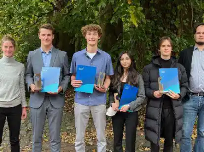 Gro&szlig;er Erfolg f&uuml;rs Herbartgymnasium beim Dr. Hans-Riegel-Preis (v.li.): Informatik-Lehrerin Kerstin Rolfes mit Emil Wefer (Platz 1, Informatik), Simon Tapken (Platz 2, Informatik), Celina Kasim (Platz 2, Chemie), Claudius Dirks (Platz 3, Informatik) und Informatik-Lehrer Dr. Thomas Forsting.