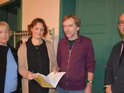 Vertreterinnen und Vertreter der Zinzendorfschule vor der Ausschuss-Sitzung im Gespr&auml;ch (von links): Ilona Seebeck (Leiterin der Oberschule), Melanie Rummel (Leiterin des Gymnasiums), Dr. Thomas Siemon (Wirtschaftsleiter) und Michael Schmorrde (Referent f&uuml;r Recht und Personal). Bild: Horst Lohe