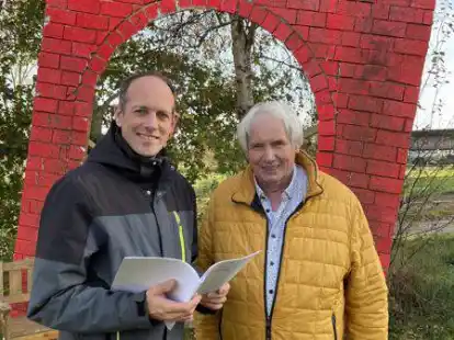 Sind voller Zuversicht, dass der &bdquo;Brudermord&ldquo; im kommenden Jahr endlich auf die B&uuml;hne kommt: Regisseur Markus Weise (links) und Projekt-Initiator und Gastgeber Gerd Logemann &ndash; hier vor einem Teil der Kulisse.