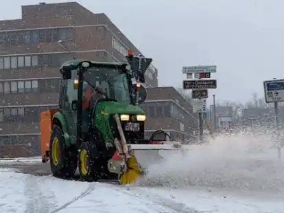 Es ist zwar noch Herbst, aber der Baubetriebshof der Stadt Leer bereitet sich bereits mit Volldampf auf den Winterdienst vor.
