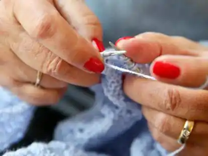 Handgestricktes, Weihnachtsdekoration und Neujahrskuchen gibt es beim Basar der Handarbeitsgruppe in B&ouml;sel.