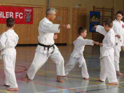 Der im Karate h&ouml;chst dekorierte Shuzo Imei Sensei gab beim Lehrgang in Jever auch den Talenten des gastgebenden Heidm&uuml;hler FC wertvolle Hinweise zur Verbesserung ihrer Techniken.
