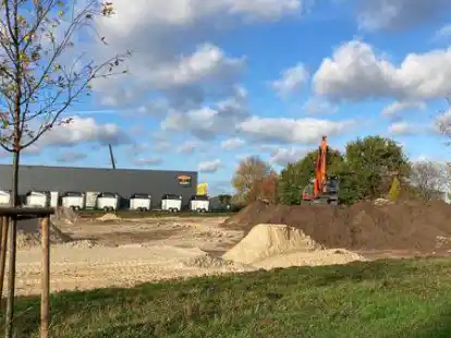 Im Gewerbegebiet Westtangente II hat sich in den vergangenen Monaten einiges getan. Auf einem Grundst&uuml;ck neben der Feuerwehrtechnischen Zentrale laufen Erdarbeiten.