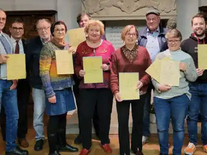 Freuten sich &uuml;ber einen gelungenen 8. Landschreiber-Wettbewerb: (von links) Gerhard Goldmann, Landrat Sven Ambrosy, Werner Menke, Heidi B&uuml;ttner, Christian Engelken, Ingeborg Brenne-Markner, Karin Posth, Klaus Siewert, Regina Schleheck, Joshua Clausnitze. Es fehlt: Margit Heumann aus Wien