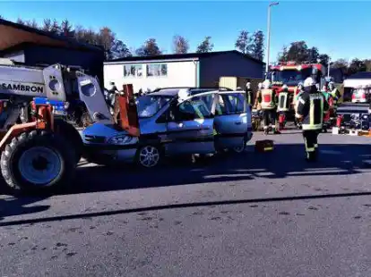 Blick auf die gro&szlig;e Unfallstelle: Ein Auto war unter einen Teleskoplader geraten, die Einsatzkr&auml;fte mussten den  Fall l&ouml;sen.
