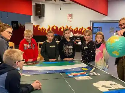 Wie funktioniert das Klima und was ist der Unterschied zu Wetter: Korinna Freihof (rechts) erkl&auml;rt den Unterschied mit einem Modell der Erde. Mit Naju-Betreuerin Elke Deters (links) konnten die Kinder Erneuerbare Energien selbst ausprobieren.