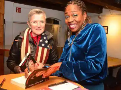 Gerne signierte Tamika Campbell, rechts, ein Buch f&uuml;r Wilfriede Abeler aus Moorriem.