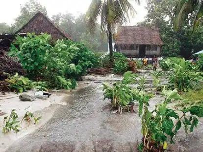 &Uuml;berschwemmungen nach einem Zyklon auf Kiribati. Der Inselstaat im S&uuml;dpazifik geh&ouml;rt zu den besonders vom Klimawandel betroffenen L&auml;ndern.