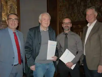 Landrat Sven Ambrosy (von links) und Varels B&uuml;rgermeister Gerd-Christian Wagner (rechts) ehren Dr. Ulrich von E&szlig;en und Falko K&ouml;rner.