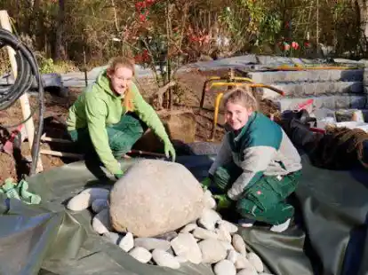 Haben an einem Themengarten der Landesgartenschau 2023 in Bad Gandersheim mitgebaut (von links): die Auszubildenden Merle Janssen und Glen Bunjes vom Ganderkeseer Garten- und Landschaftsbauer Kreye.