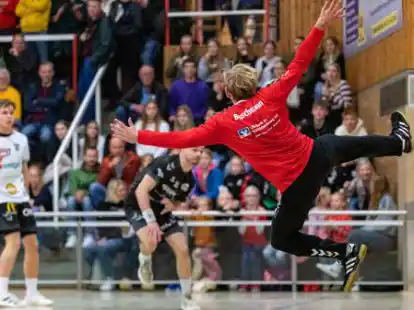 Nils Buschmann  (rotes Trikot) gastiert mit dem TVC in Oyten