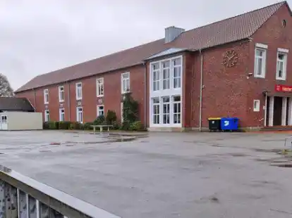 An der Marienschule in Friesoythe herrscht Platznot. Deswegen stehen auf dem Schulhof schon Container.
