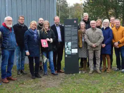 Die Projektteilnehmer von &bdquo;Erinnerungsorte in Friesland&ldquo;, der Bockhorner Heimatverein, Mitglieder der Gemeinder&auml;te und Bockhorns B&uuml;rgermeister enth&uuml;llten die Stele f&uuml;r Franz Fritsch am Freitag.