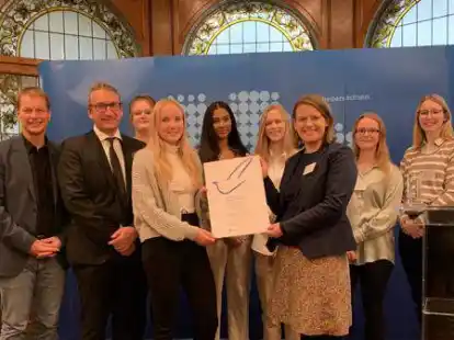 Kultusministerin Julia Willie Hamburg (vorne rechts) &uuml;berreichte den dritten Preis an das Max-Windm&uuml;ller-Gymnasium, hier entgegengenommen von Mia Bredebusch.