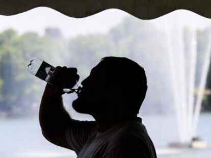 Gegen die Hitze m&uuml;ssen Menschen viel trinken.