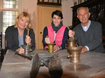 &bdquo;Pulver und Pasten &ndash; Zur Kulturgeschichte des M&ouml;rsers&ldquo;: (von links) Prof. Dr. Antje Sander, Sara Trageser und Reiner Thiesler freuen sich auf viele Besucher der Kabinett-Ausstellung im Schlossmuseum.