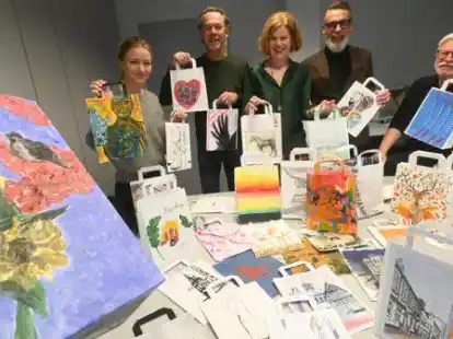 Freuten sich &uuml;ber die vielen sch&ouml;nen Kunstwerke: Die Mitglieder der Jury der &bdquo;Oldenburger T&uuml;te&ldquo; &ndash; mit (v.li.) Hendrikje Polkehn (Isensee), Matthias Glanz (schrift & form), Dr. Jutta Moster-Hoos (Horst-Janssen-Museum), Stefan Dieker (Die Diekers) und Norbert Egdorft (Illustratoren-Festival), nicht auf dem Bild: Tina St&ouml;hr (Tito Manufaktur).