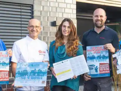 Freuen sich, dass der Adventskalender dieses Jahr wieder angeboten werden kann: Hans-Joachim Tietjen vom Gewerbekreis Apen (v.l.), Unternehmer J&ouml;rg Ripken, Melanie L&uuml;ken (Kalendergestaltung), Unternehmer Dirk Klefer sowie Bernd-Thomas Scheiwe von der Augustfehner Werbegemeinschaft.