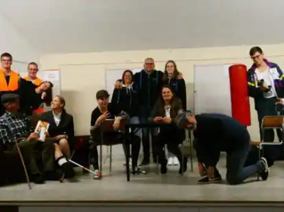 Die Theatergruppe Sedelsberg freut sich auf die Vorstellungen im Januar (hinten, v.l.): Tilo Hermes, Steffen Dockmann, Marlon Hermes (liegend), Nicole Sieger, Marion L&uuml;chtenborg, Norbert Hinrichs, Jessica Tellmann, Lena Eihusen; (vorne, v.l.): Konrad Focken, Gaby Brosig, Maria Fr&uuml;ndt, Ingrid Watern, Sven Reiners