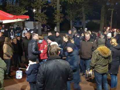Zum Abschluss des Martinsumzugs gab es auf dem Kirchplatz in Nikolausdorf noch ein gem&uuml;tliches Beisammensein.