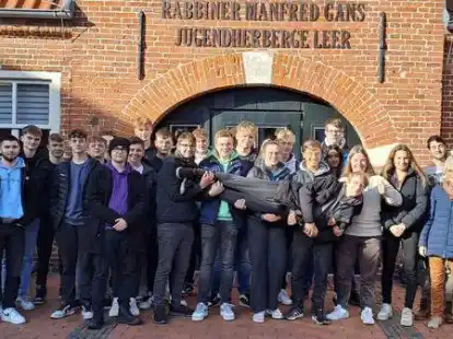 Eine Klasse vor der Jugendherberge in Leer