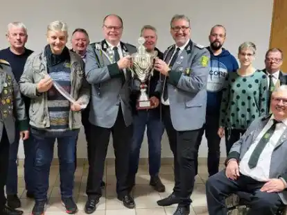 &Uuml;ber Pokal, Plaketten und Schn&uuml;re freuten sich (von links): Andreas Tholen, G&uuml;nther Wernke, Theo Rohjans, Gerd Timmermann, Stefan Emke, Dieter Oltmanns, Mario Tiedeken, Michael Emken, Anika Emken, Siegfried Meyer, Sandra Waterkamp, Heiner Norrenbrock, Andreas Tiedeken.