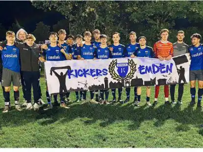 Schwimmen zurzeit wieder auf einer Welle des Erfolges: die A-Jugend vom BSV Kickers Emden mit Trainer Claudio Casto (links).