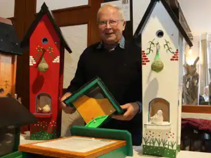Begeistert mit seinen Vogelh&auml;uschen: Ewald Grimm aus Diekmannshausen.