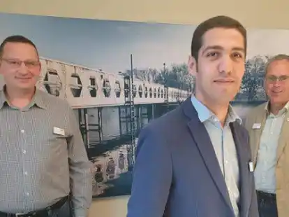 Ali Rafat hat &uuml;ber das &bdquo;IQ-Mentoring&ldquo; den Weg zum OOWV gefunden. Gerold Eiben (l.) und Joachim Weiken  sind wichtige Begleiter bei der Integration in Deutschland.