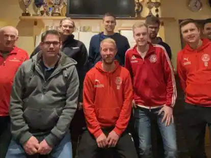 Wiedergew&auml;hlt: der Vorstand der TSV-Fu&szlig;ballabteilung mit (hinten von links) Rainer Harmuth, Urs Ziegler, Henning M&ouml;hlenpage, Simon Koronowski und Hannes Theile sowie (vorne von links) Sven Hoopmann, Pascal Gr&uuml;ner, Hendrik Oltmann und Stefan Hagelmann.
