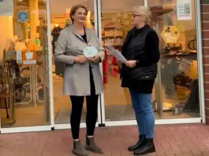 Ute Ewald (rechts) von &bdquo;Wi helpt di&ldquo; &uuml;bergab das neue Zertifikat an  Anke Harms-Kropp von der Firma &bdquo;Medizinische Versorgung Anke Harms&ldquo;.