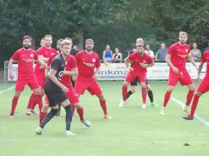 Die Bezirksliga-Fußballer des SV Petersdorf (rote Trikots) und des BV Garrel sehnen den Anpfiff des Derbys herbei.