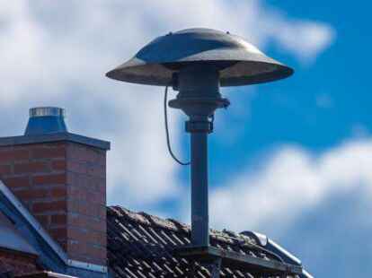 Eine Alarmsirene steht auf einem Hausdach. Der Landkreis Aurich will diese Form der Warnung im Katastrophenfall mit modernen Ger&auml;ten weiter ausbauen.