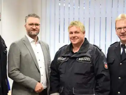 Polizeioberkommissar Lothar Schwantje (2.v.r.) ist neuer Stationsleiter in B&ouml;sel. &Uuml;ber die Neubesetzung freuen sich (v.l.) der Leiter der Polizeiinspektion Cloppenburg/Vechta J&ouml;rn Kreikebaum, Christoph Burtz von der Gemeinde B&ouml;sel und J&uuml;rgen Kuhlmann, Leiter des Polizeikommissariates Friesoythe.
